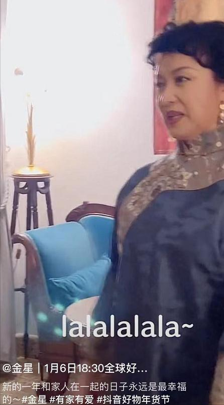 金星全家罕见亮相！21岁儿子颜值不如路人，金星穿旗袍太珠光宝气