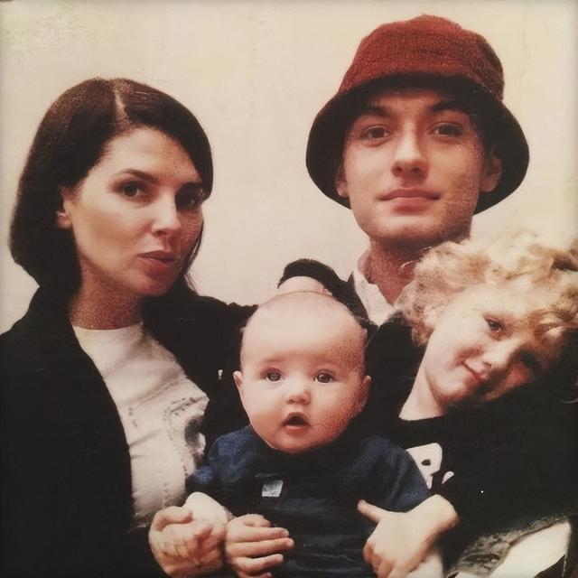 裘德洛:曾帅到掉渣,如今52岁油到不能看,6个孩子只有女儿像他