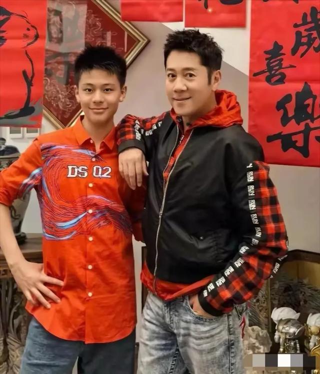 蔡国庆的两个儿子个个英俊，大儿子已经13岁，身高迅速接近父亲