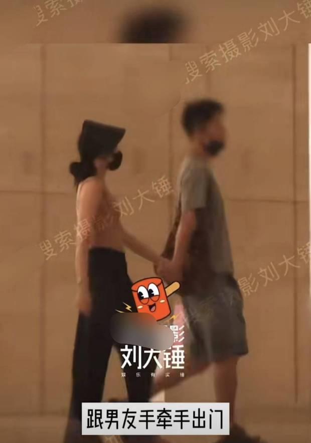 黄龄和男友手牵手逛街 感情甜蜜身高差很萌