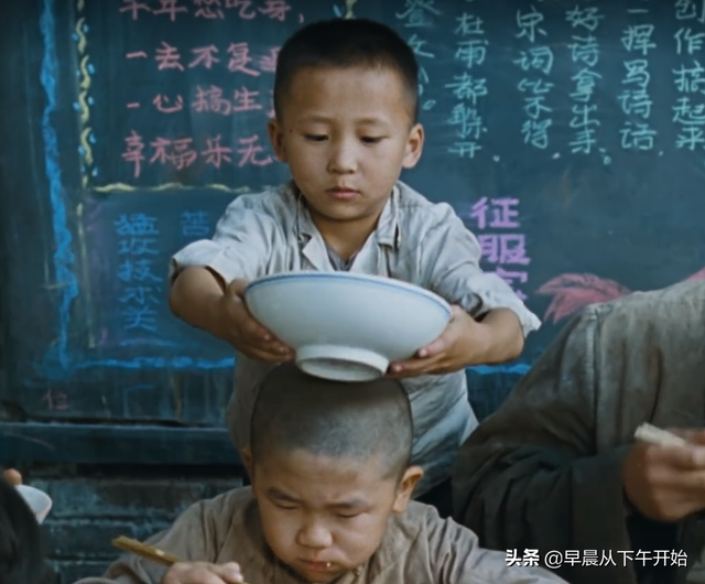 《活着》电影与原著对比,张艺谋导演为什么没有拍出所有的绝望?