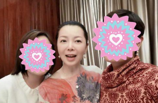 52岁仇晓在小店吃粉，皮肤白皙装扮像大妈，嫁豪门后生活朴实低调