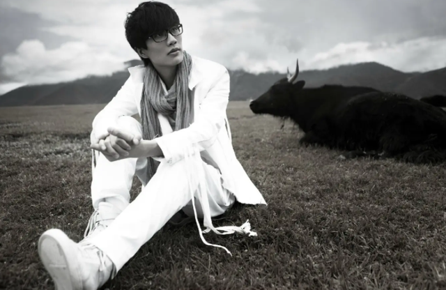 36岁的许嵩“铁树开花”，老粉纷纷送祝福，女友竟比他小14岁