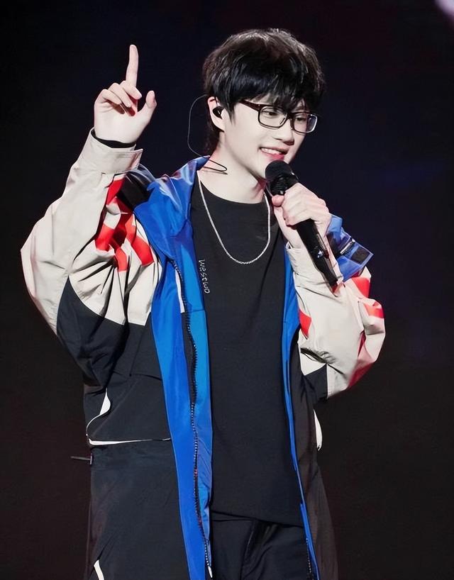 36岁的许嵩“铁树开花”，老粉纷纷送祝福，女友竟比他小14岁