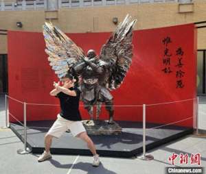 任哲(“金庸百年诞辰纪念·任哲雕塑展”结束 吸引逾40万人次参观)