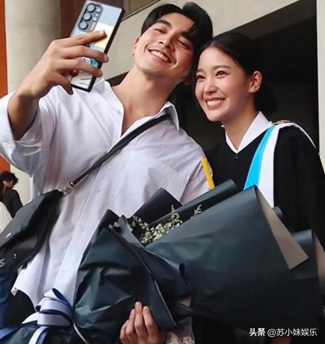 泰娱跨台情侣加一！Pon参加女友Cookie毕业典礼，两人当众秀恩爱