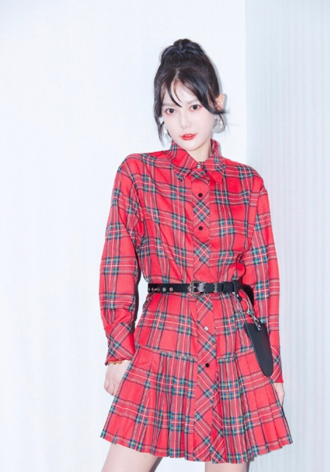 美女主持人眼睛像快掉出来，身材魁梧被批丑，旧照太美揭悲惨真相