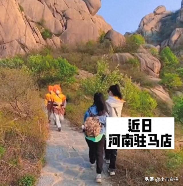 河南：一景区工作人员扮演西游记里的小钻风，幽默提醒游客戴口罩