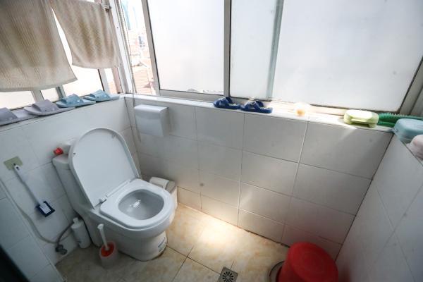 上海有幢“纸片楼”，墙面最窄20厘米，立繁华街口！走进居民家里，看到……