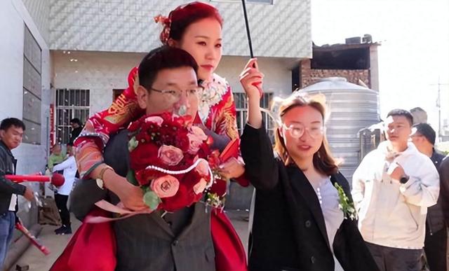 留守妇女与未婚男邻居的秘密情事：白天邻居，夜晚夫妻