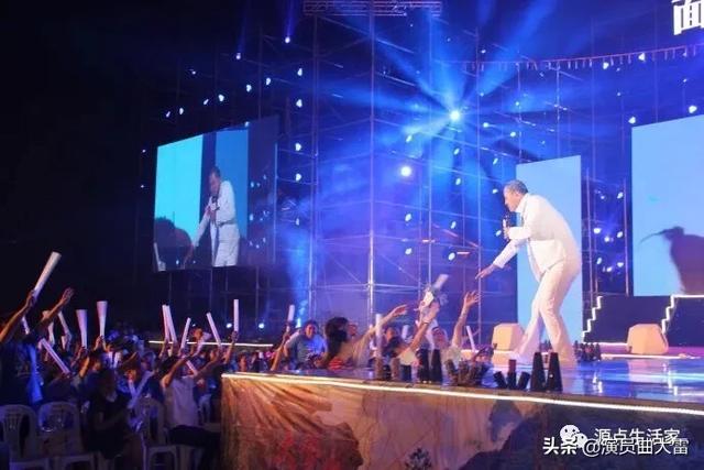 影星曲大雷现身浙江宁波象山影视城