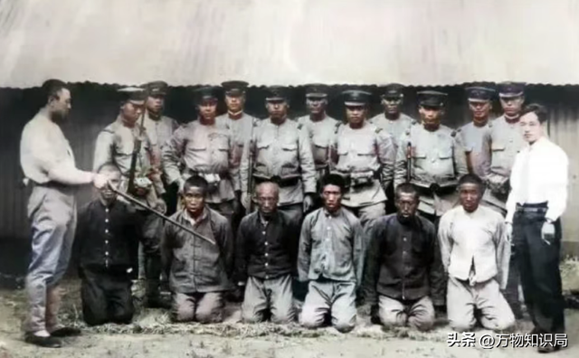 1940年,日军禁止公开的照片,一名慰安妇女孩表情呆滞,命运难测