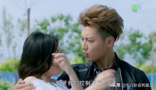 怪不得电视剧只拍上半身！踩“高跷”、垫箱子，看了花絮太尴尬