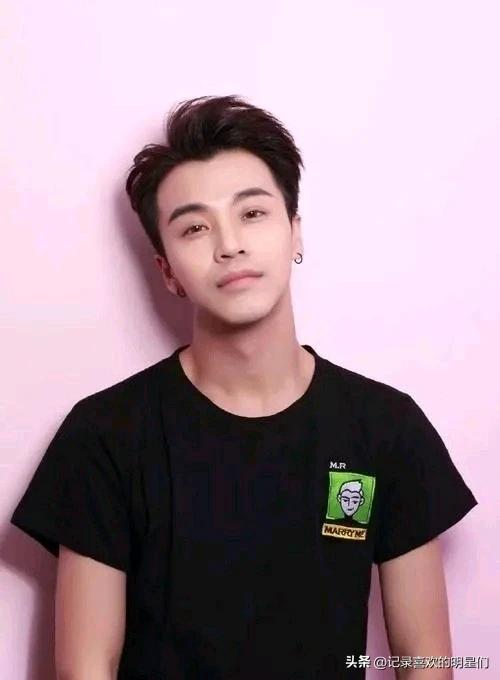 孟瑞自带贵族气质，阳光帅气迷人十足。演技精湛，才华横溢！