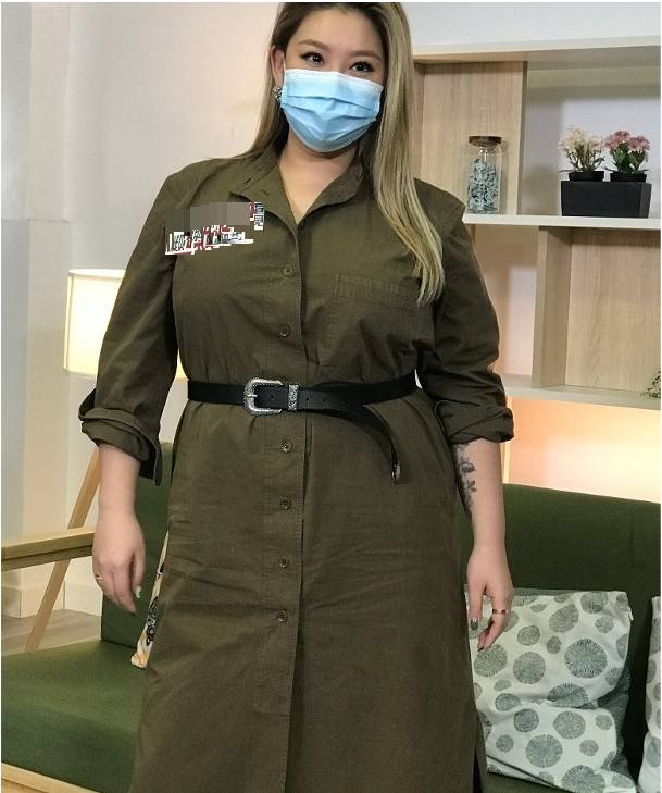 港媒指郑欣宜向男歌手许廷铿求婚，现场画面曝光，男方笑得站不稳