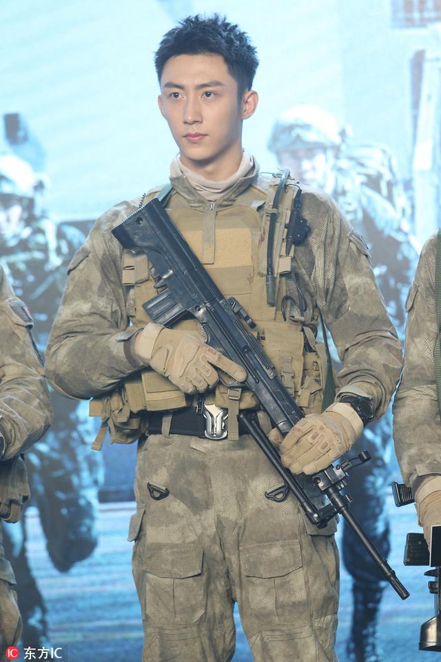 “小鲜肉”黄景瑜一身军装帅气十足,被张译爆料拍戏满身是伤