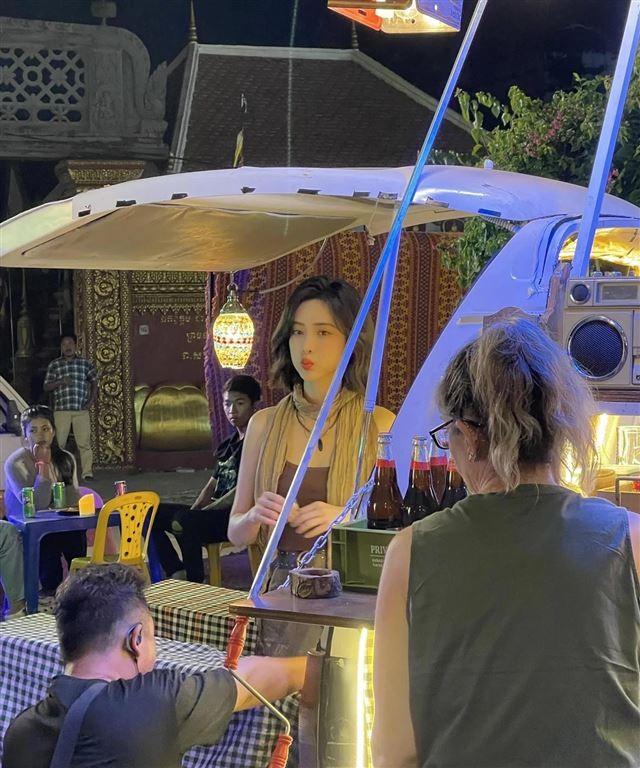 孟子义在柬埔寨拍戏被偶遇，穿吊带身材火辣，五官精致美翻天