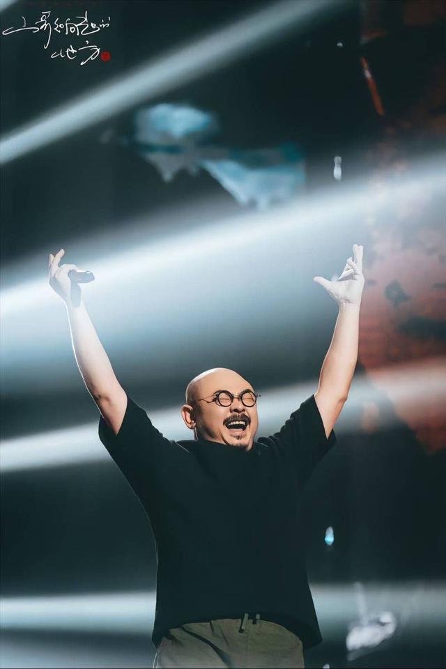 刀郎20年传奇：从歌厅瘸腿歌手到文化核弹，背后不为人知的故事？