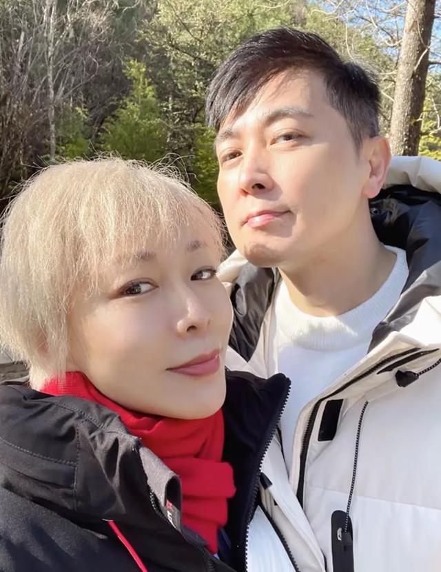 保剑锋一家安徽农村过大年，初二游灯乐融融，妻子何珈好显年轻