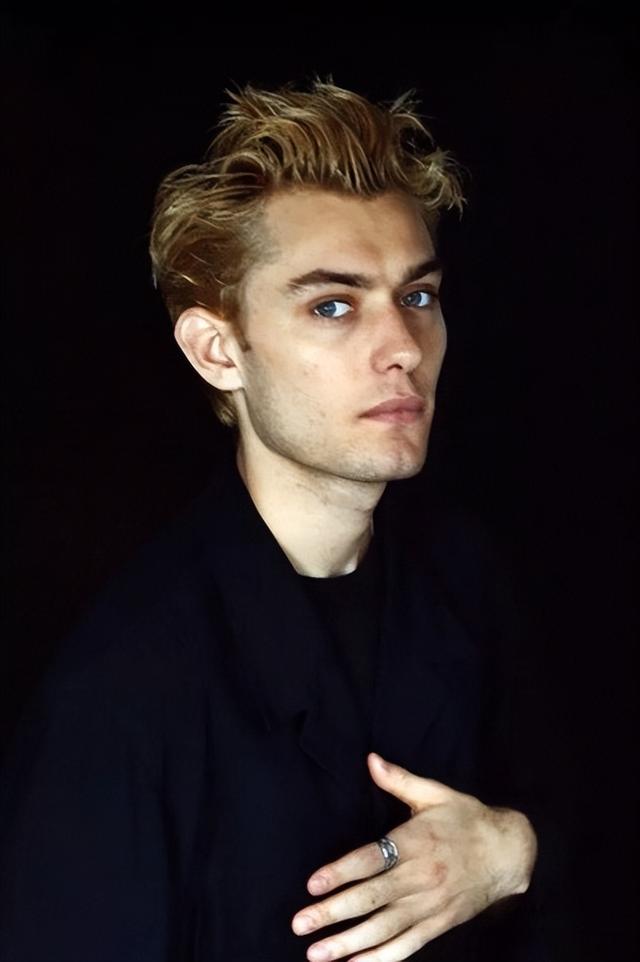 裘德洛:曾帅到掉渣,如今52岁油到不能看,6个孩子只有女儿像他