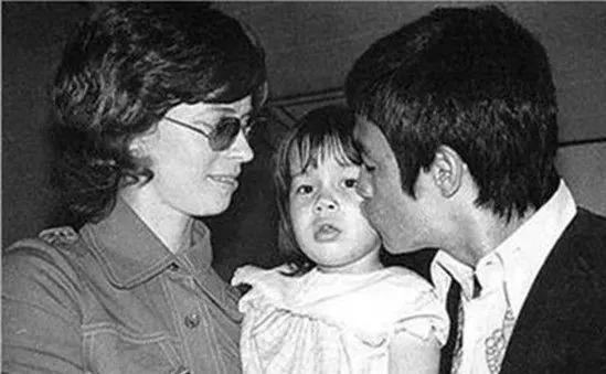 李小龙罕见旧照，一家四口老婆很漂亮，抱着女儿画面温馨
