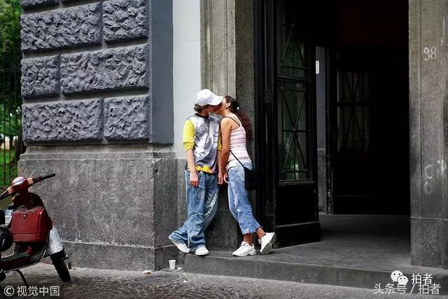 世界接吻日:街头热吻的TA们