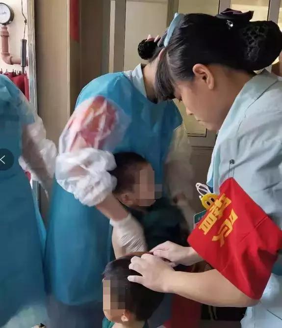 心疼！高速路发生车祸致父母双亡，6岁哥哥安慰2岁妹妹别哭