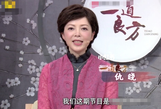 52岁仇晓在小店吃粉，皮肤白皙装扮像大妈，嫁豪门后生活朴实低调