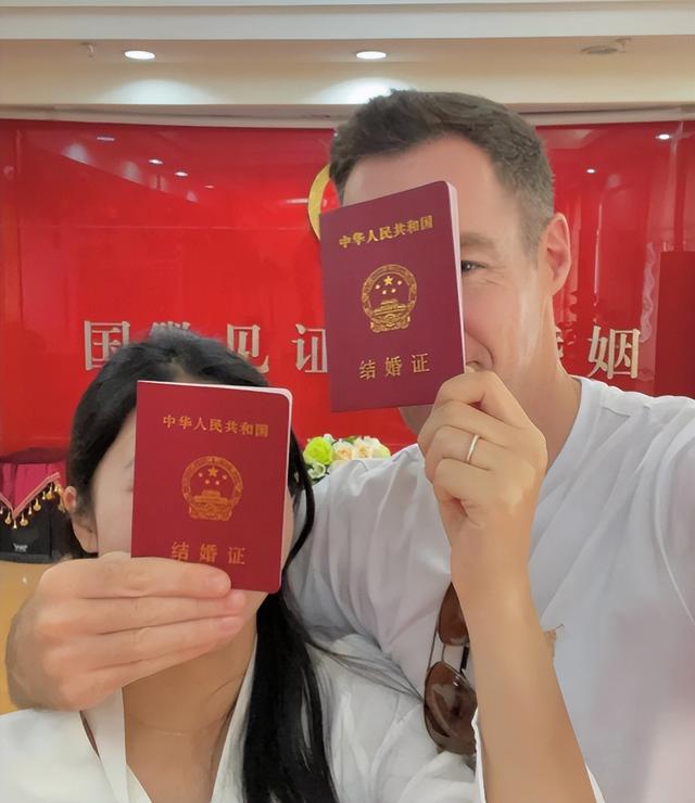 湖北90后空姐爱上大7岁英国大高个，未婚先孕，父母反对也要嫁！