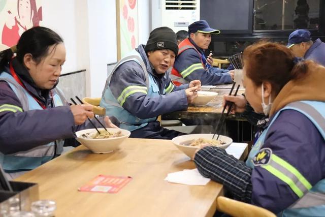 第一口年味人情味满满，环卫师傅在这吃上“新年第一餐”
