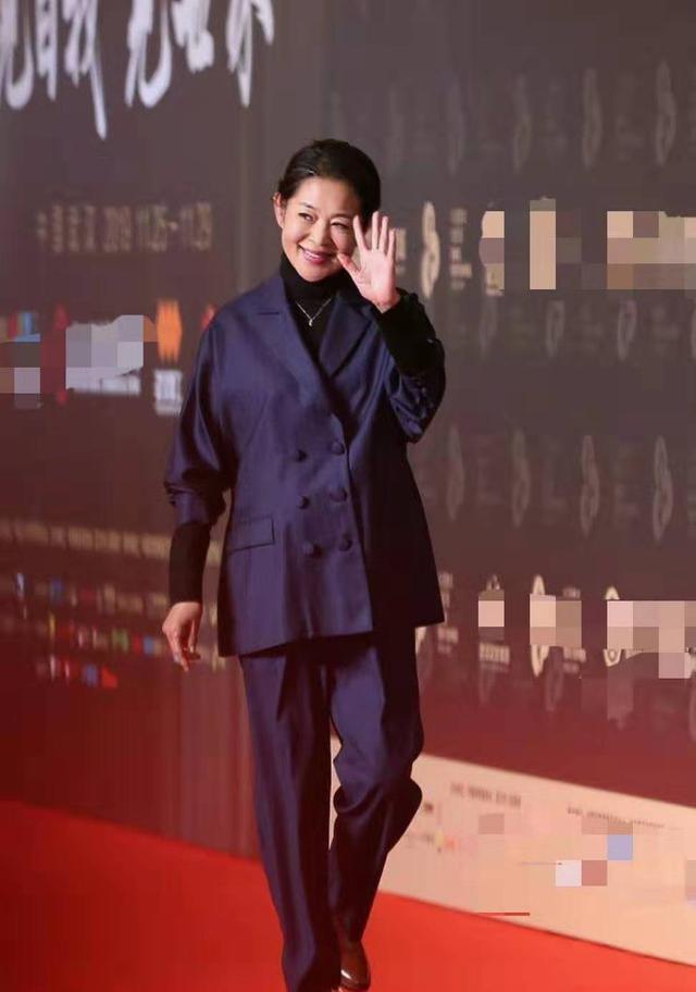 60岁倪萍近照瘦脱相，烈焰红唇腰肢纤细，意外撞脸陈红