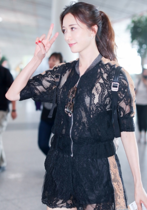 “林志玲”一把年纪还这么大胆，穿透视衣走机场，真不怕老公吃醋