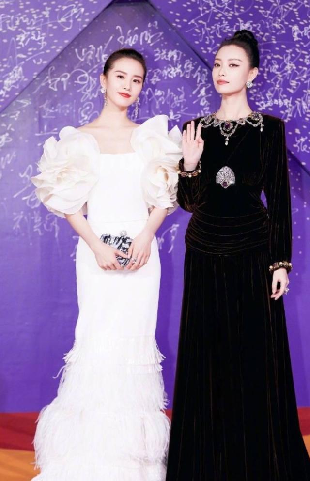 倪妮刘诗诗上演摸头杀，穿真丝吊带女神互撩，网友：太欲了吧