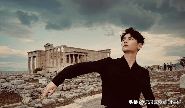 来看看阳光帅气迷人十足的舞蹈演员：秦天的精彩瞬间！