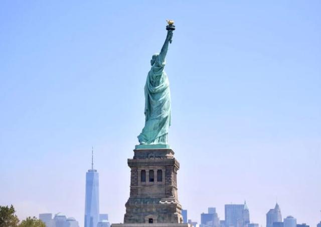 爬上自由女神像抗议特朗普，美国女子被判处一年半监禁