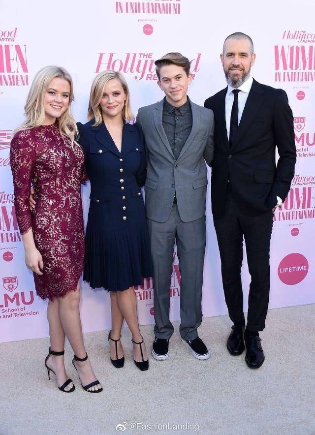 影后瑞希和家人亮相某活动，女儿满脸的胶原蛋白，这次妈妈完胜