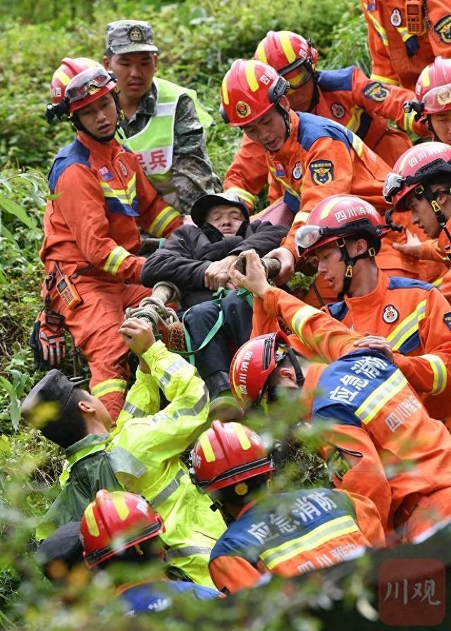 雅安汉源新华村大转移，救援人员在烂泥坡上搭起“人形阶梯”，现场直击