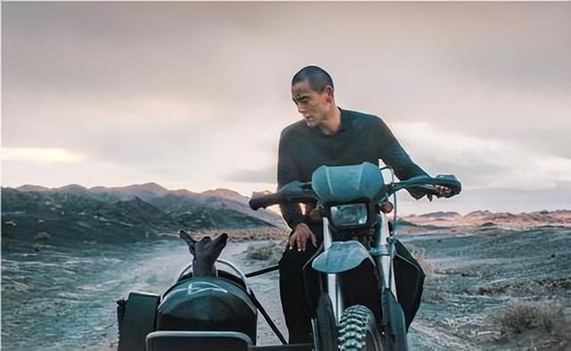 《狗阵》：彭于晏的臀，二郎神的狗，消逝的旧镇