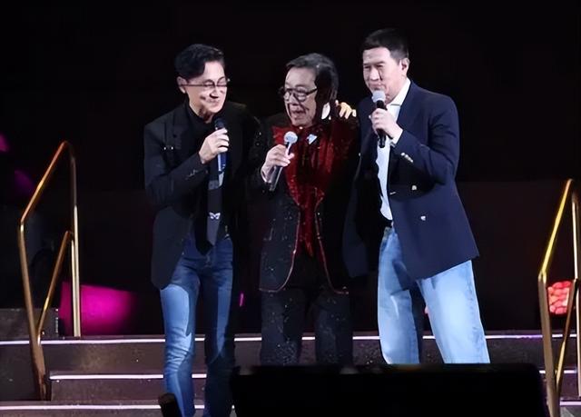 90岁胡枫开演唱会阵仗大！张学友下跪磕头感谢，罗兰助唱打扮隆重