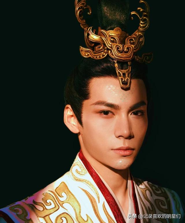 来看看阳光帅气迷人十足的舞蹈演员：秦天的精彩瞬间！