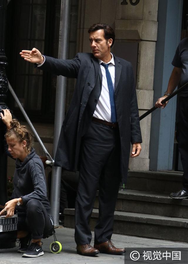 52岁克里夫·欧文街头拍戏帅气依旧 头戴巨型机器造型拉风引围观