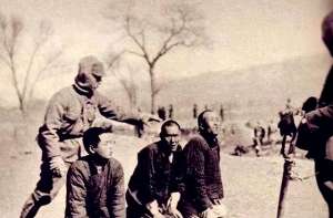 男人趴在美女身上亲胸(日军兽行： 当着男人的面玷污了女儿，临走还残忍割下妻子乳房)