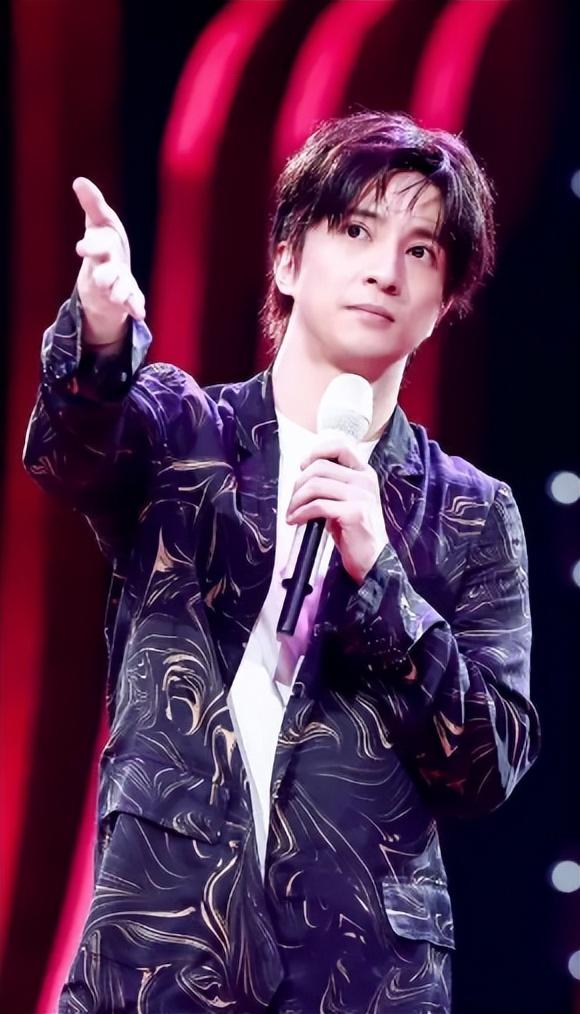 星途坎坷的薛之谦：高调与前妻复合，前女友爆料让他人设坍塌