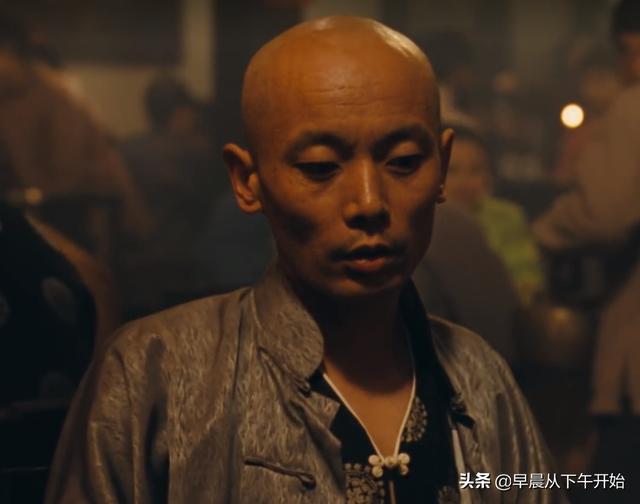 《活着》电影与原著对比,张艺谋导演为什么没有拍出所有的绝望?