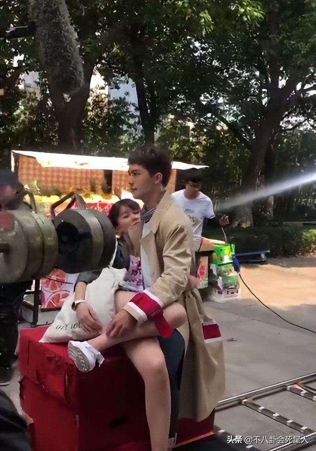 怪不得电视剧只拍上半身！踩“高跷”、垫箱子，看了花絮太尴尬