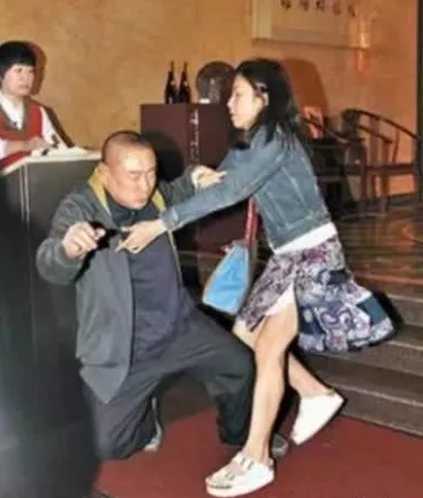 “小娱记”甘比：战败N个一线女星，击溃吕丽君，终成400亿女富豪