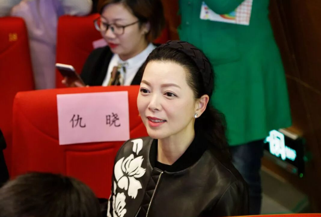 52岁仇晓在小店吃粉，皮肤白皙装扮像大妈，嫁豪门后生活朴实低调