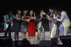 张学友有多高(90岁胡枫开演唱会阵仗大张学友下跪磕头感谢，罗兰助唱打扮隆重)