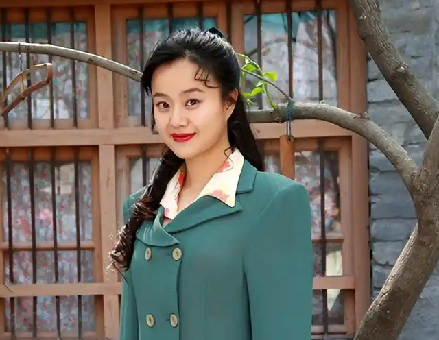 演员何翯:戏里土的掉渣,戏外嫁帅气初恋老公,一家三口其乐融融
