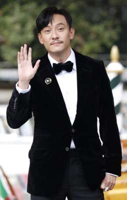 演员张震(44岁张震穿黑西装走红毯,大长腿还有胸肌,卡地亚腕表太抢镜)